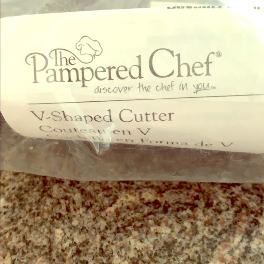 The Pampered Chef V-Shaped Cutter-Brand New!